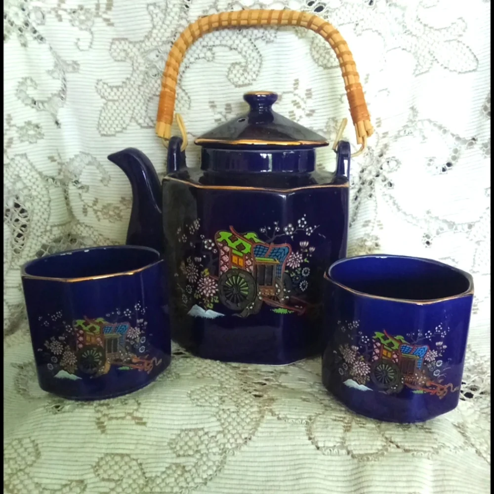 Lovely vintage Japanese teapot, nice wicker handle